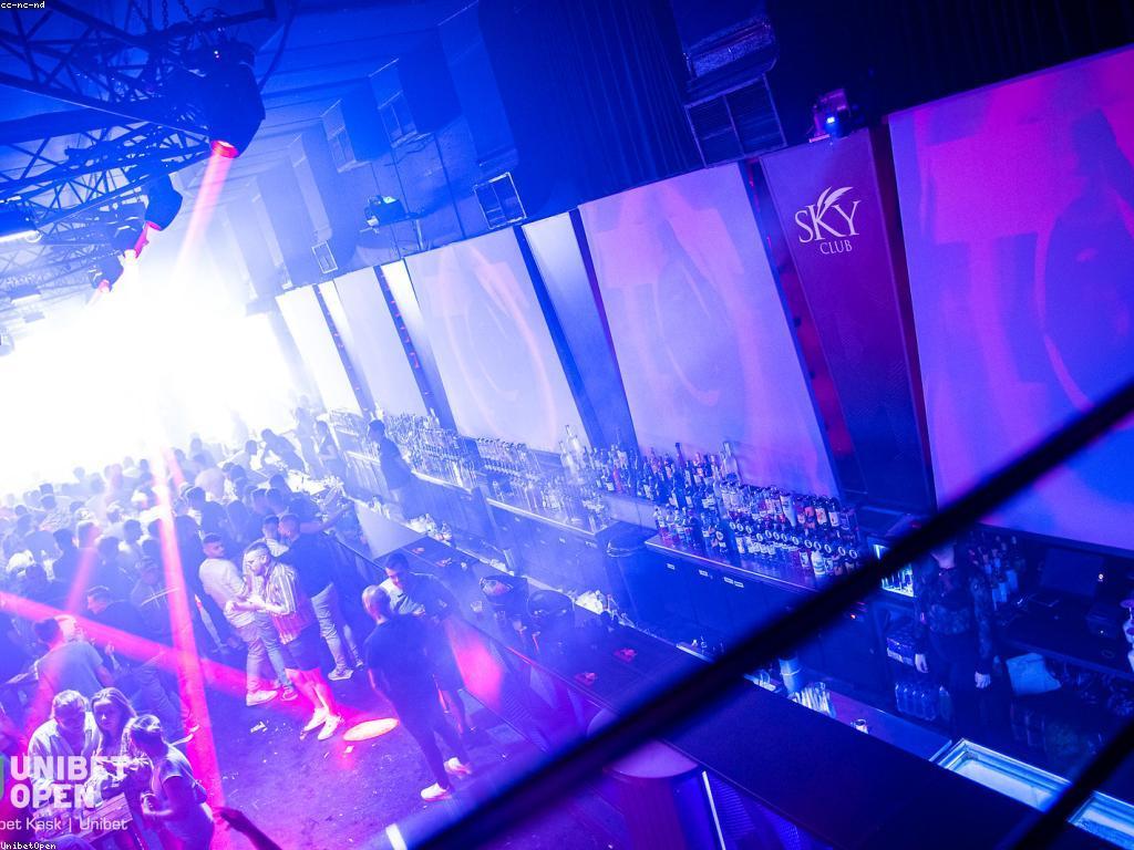 លេងកាស៊ីណូអនឡាញ: ហេតុអ្វីបានជាសភាពនេះកំពុងមានភាពពេញនិយម?